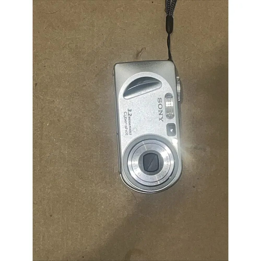 Sony Cyber-shot DSC-P8 Compact Digital Camera 3.2MP 3x Zoom Silver For Parts